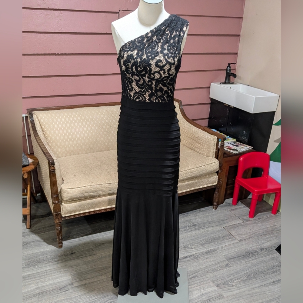 Gorgeous Black Lace Fitted One Shoulder Gown